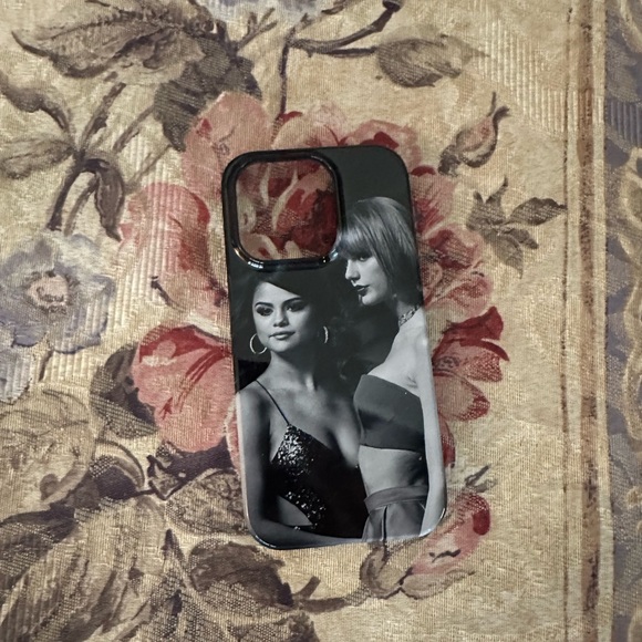 Taylor Swift and Selena Gomez IPhone 14 Pro case - Picture 1 of 5